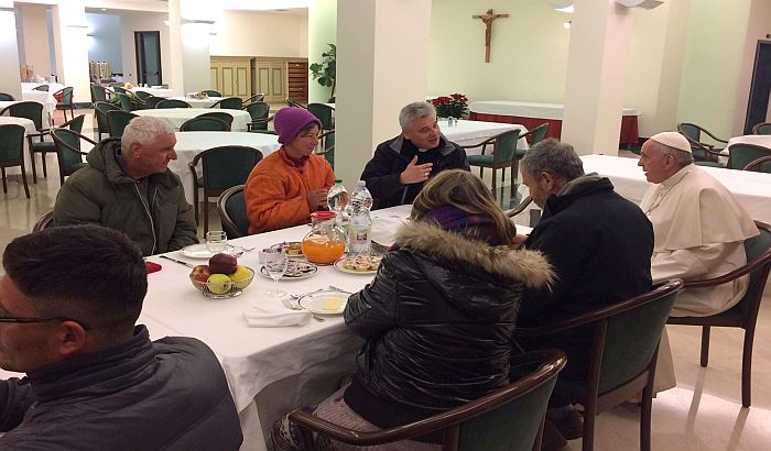 Papa Franja proslavio rođendan sa beskućnicima