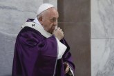 Papa Franja se ne oseća najbolje, viđen kako kija i duva nos