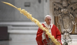 Papa Franja služio misu na praznik Cveti bez prisustva vernika (VIDEO)