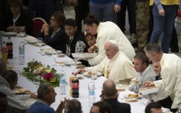 
					Papa Franja ugostio 1.500 siromašnih i beskućnika na ručku u Vatikanu 
					
									