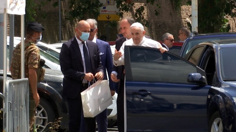 Papa Franjo izašao iz bolnice nakon operacije