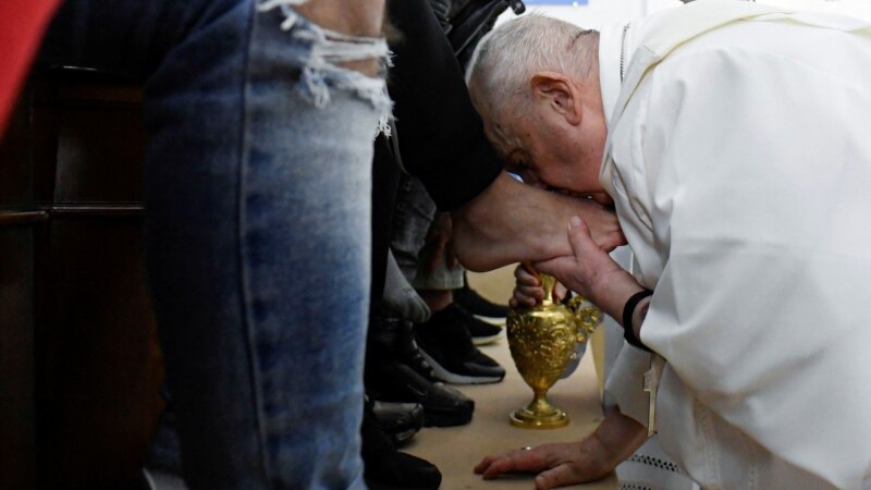 Papa Franjo oprao noge zatvorenicima