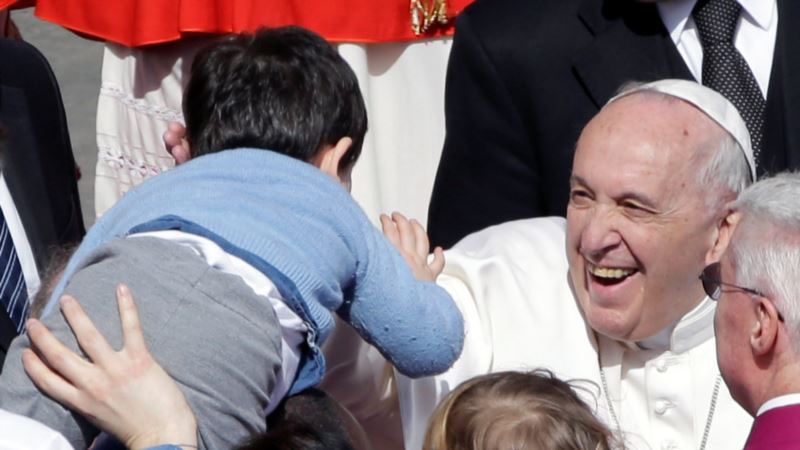 Papa Franjo poručio: Budimo uz izbjeglice