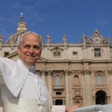 Papa Lav XIV stigao na Trg Svetog Petra: Dočekao ga veliki broj vernika, a biće mu uručen i poseban simbol