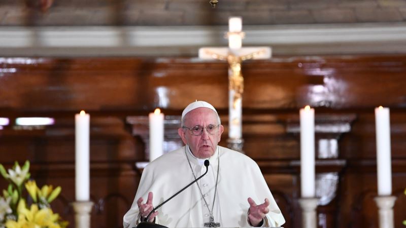 Papa: Neprihvatljivo je kriviti migrante za zlo