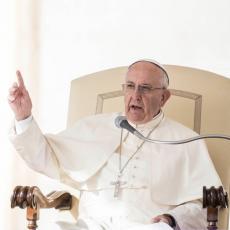 Papa osuo drve i kamenje po rijaliti programima i društvenim mrežama