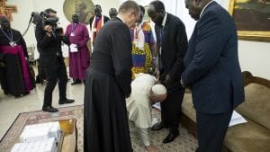 Papa poljubio stopala južnosudanskih vođa da ohrabri mir (FOTO)