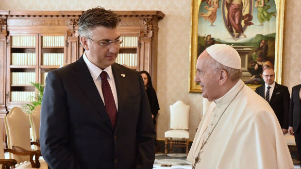 Papa poručio Hrvatima da se “strpe oko kanonizacije Stepinca”