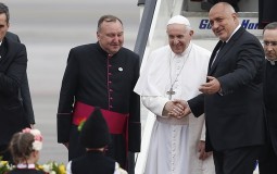 
					Papa pozvao Bugare da otvore svoja srca i domove migrantima 
					
									
