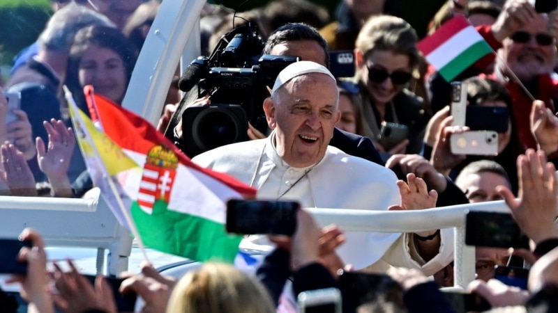 Papa pozvao Mađarsku da se otvori prema migrantima