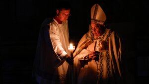 Papa prisustvovao Uskršnjem bdenju u bazilici Svetog Petra u Rimu