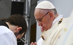 
					Papa protiv toga da žene budu  sveštenice 
					
									