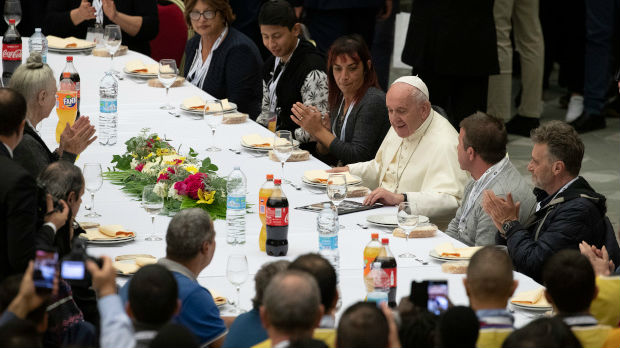 Papa ručao sa siromašnima, osudio pohlepu nekolicine