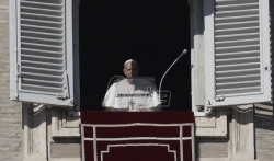 Papa se izvinio što je izgubio strpljenje sa vernicom koja mu je zgrabila ruku