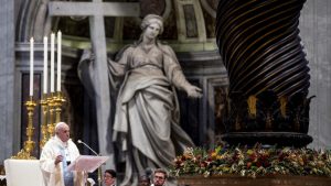 Papa se izvinio što je izgubio strpljenje sa vernicom koja mu je zgrabila ruku