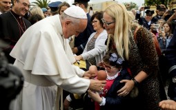 
					Papa u Portugalu proglasio dvoje dece svecima 
					
									