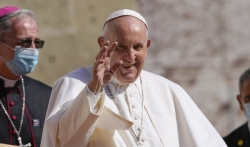Papa u Slovačkoj odaje počast žrtvama holokausta