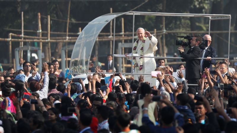 Papa zatražio oproštaj od izbeglica i upotrebio reč Rohindža 