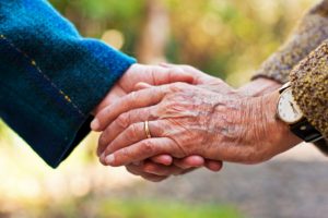 Par nakon 65 godina braka preminuo držeći se za ruke