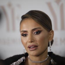 Paradajz nam je bio luksuz, gledala sam komšije kako ga jedu Emina Jahović sada ima milione, a odrastala je u nemaštini - ispovest o teškom periodu
