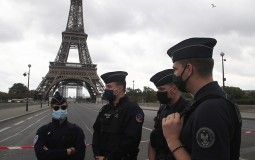 
					Pariska policija ogradila Ajfelovu kulu posle pretnje bombom 
					
									