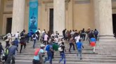 Pariz: Migranti pohrlili na Panteon, traže ista prava kao Francuzi VIDEO