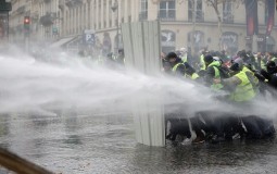 
					U Francuskoj oko 81.000 ljudi na protestu Žutih prsluka 
					
									