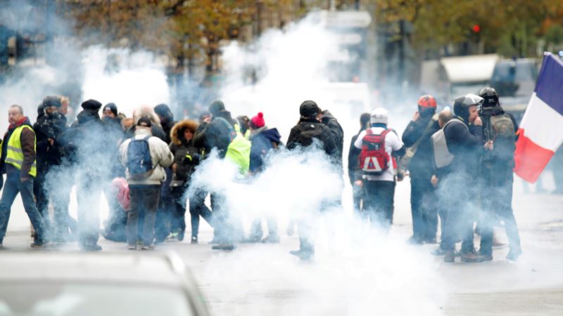Pariz: Policija upotrebila suzavac i vodene topove protiv demonstranata