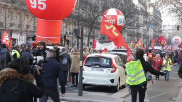 Pariz, i sindikati uz žute prsluke