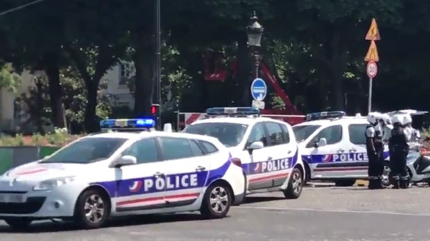Pariz, muškarac automobilom udario u policijsko vozilo, pronađen kalašnjikov