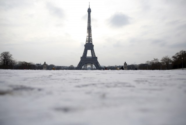 Pariz ovo ne pamti: Bacačem plamena odleđivan Ajfelov toranj FOTO/VIDEO