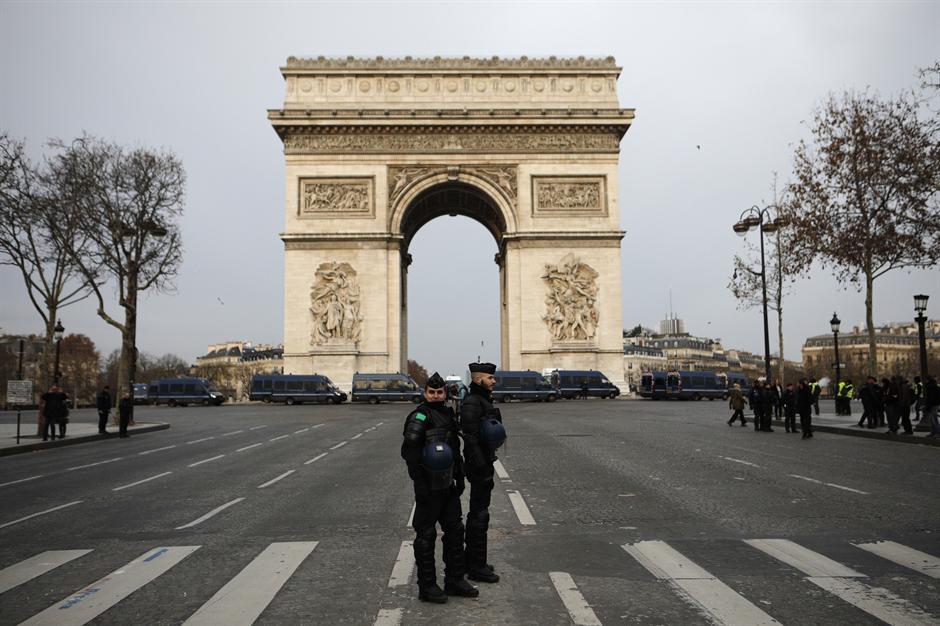 Opet suzavac i sukobi u Parizu (FOTO)