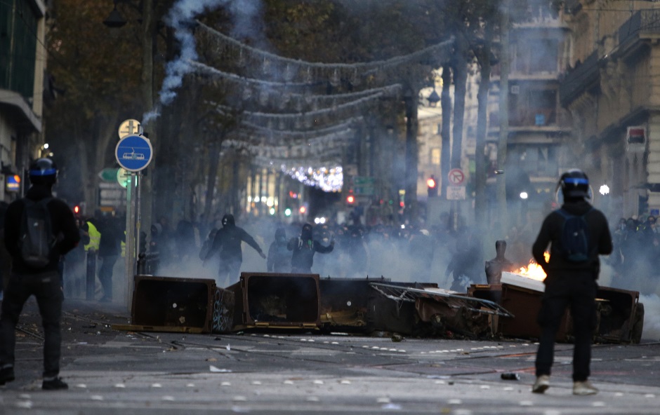 Pariz se sređuje, policijaci mogu kući