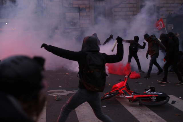 Pariz u haosu: Štrajk sindikata izmakao kontroli, policija ispalila suzavac, grad blokiran