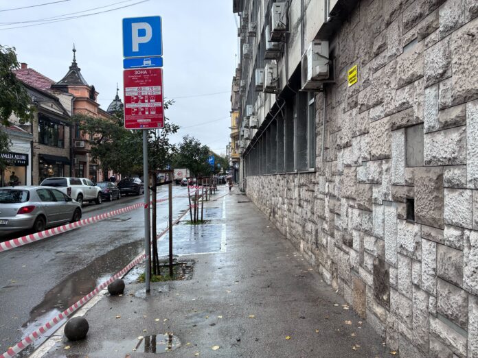 Parking servis se „ogradio“ od svojih parking mesta, iz Grada postavili traku i poručili – „u životnoj ste opasnosti“