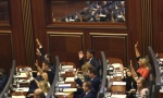 Parlament ponovo bez kvoruma, Tači prvi put u sali