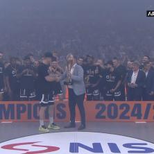 Partizanu pripao trofej i pogledajte šta je Arena tad prikazala! Ni najluđi navijači se nisu OVOME nadali (FOTO)