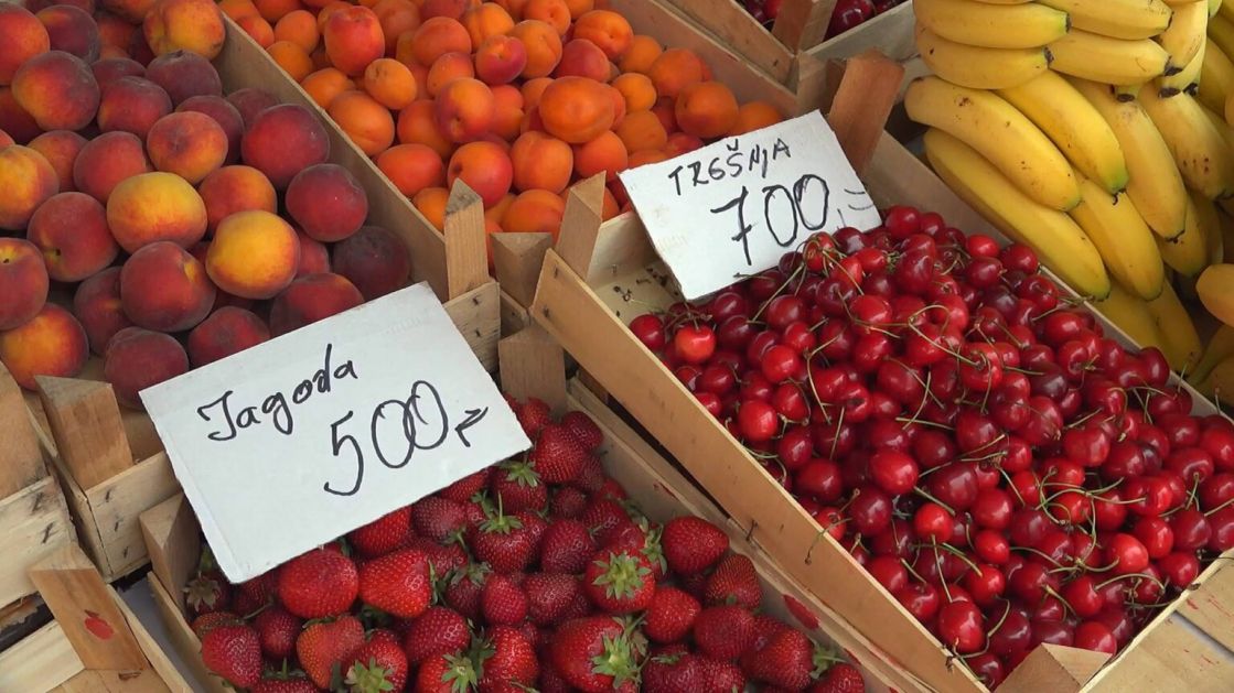 Pazarci kupuju voće na grame: Bogata sezonska ponuda, ali po paprenim cijenama