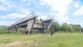 Srbija: Dobili most, a preko njega prelaze -  merdevinama VIDEO