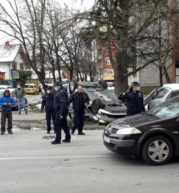 Penzioner u Jagodini u fimskom bekstvu, policijski automobil se prevrnuo na krov