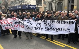 
					Penzioneri i bivši radnici PKB prete blokadom Beograda ako im država ne isplati nadoknadu za akcije 
					
									