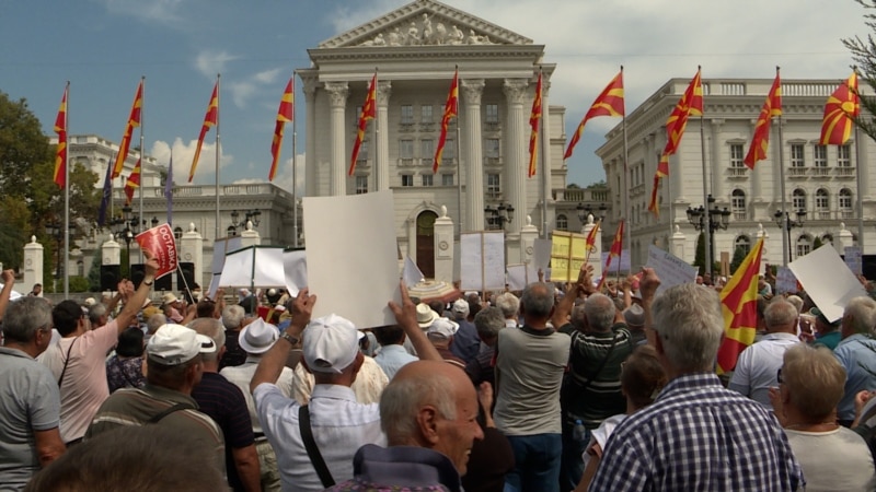 Penzioneri na protestu ispred Vlade u Skoplju tražili veće penzije ili ostavke