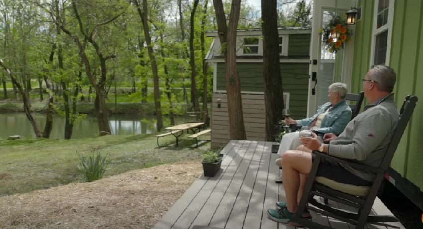 Penzioneri sve rasprodali, rešili se nepotrebnih stvari i kupili malu kuću na jezeru: „Prvo sredite svoj brak“