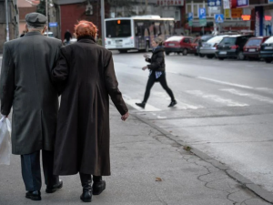 Penzionerima sa minimalnim primanjima niži računi za struju, odluka Vlade Srbije