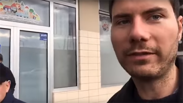 Pernar ošamaren ispred narodne kuhinje! (VIDEO)