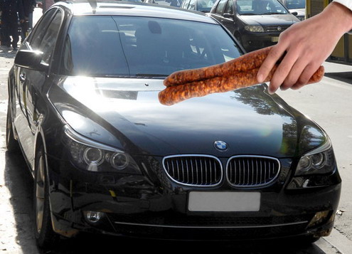 Pešak u Nemačkoj salamom ulubio BMW koji je išao prebrzo