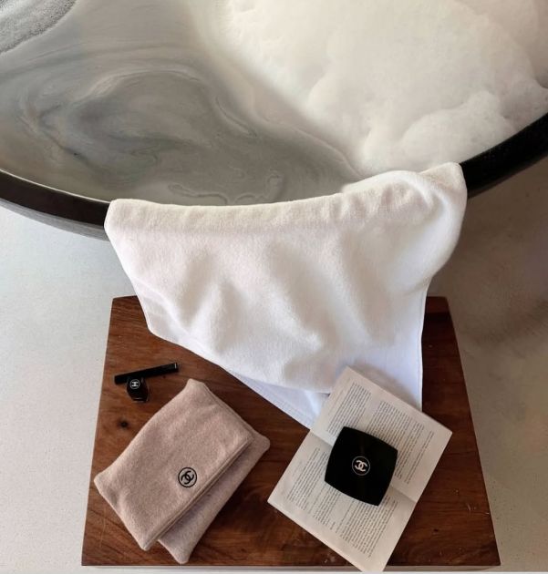 Peškir ili pamučna majica oko glave nakon pranja kose? Evo kad i zbog čega biramo koje