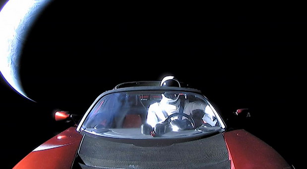 Pet godina od lansiranja u svemir: Da li znate gde je sada Teslin Roadster sa svemirskim putnikom?!