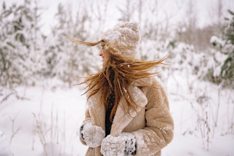 Pet zimskih modnih grešaka koje svaka žena pravi: Stručnjaci savetuju kako da problem rešite (FOTO)