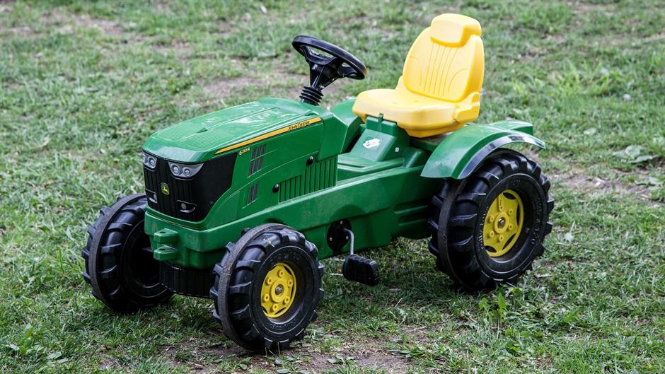 Petogodišnjak hteo da sipa gorivo u traktor na pedale